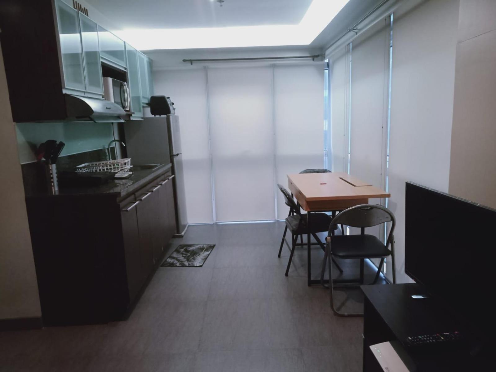 2 Bedrooms Units Forbes Area 5Th Avenue Bgc Center 马尼拉 外观 照片
