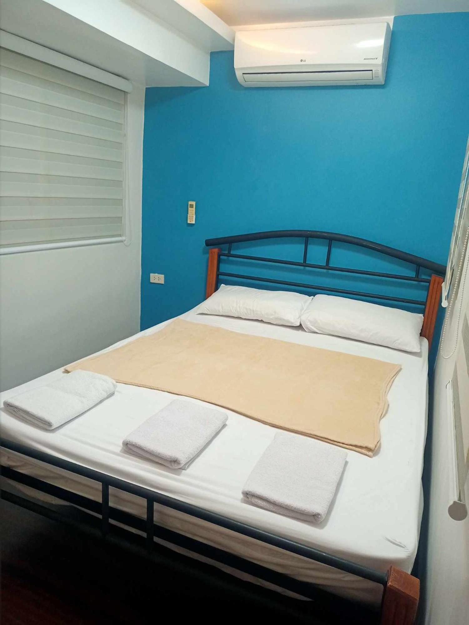 2 Bedrooms Units Forbes Area 5Th Avenue Bgc Center 马尼拉 外观 照片