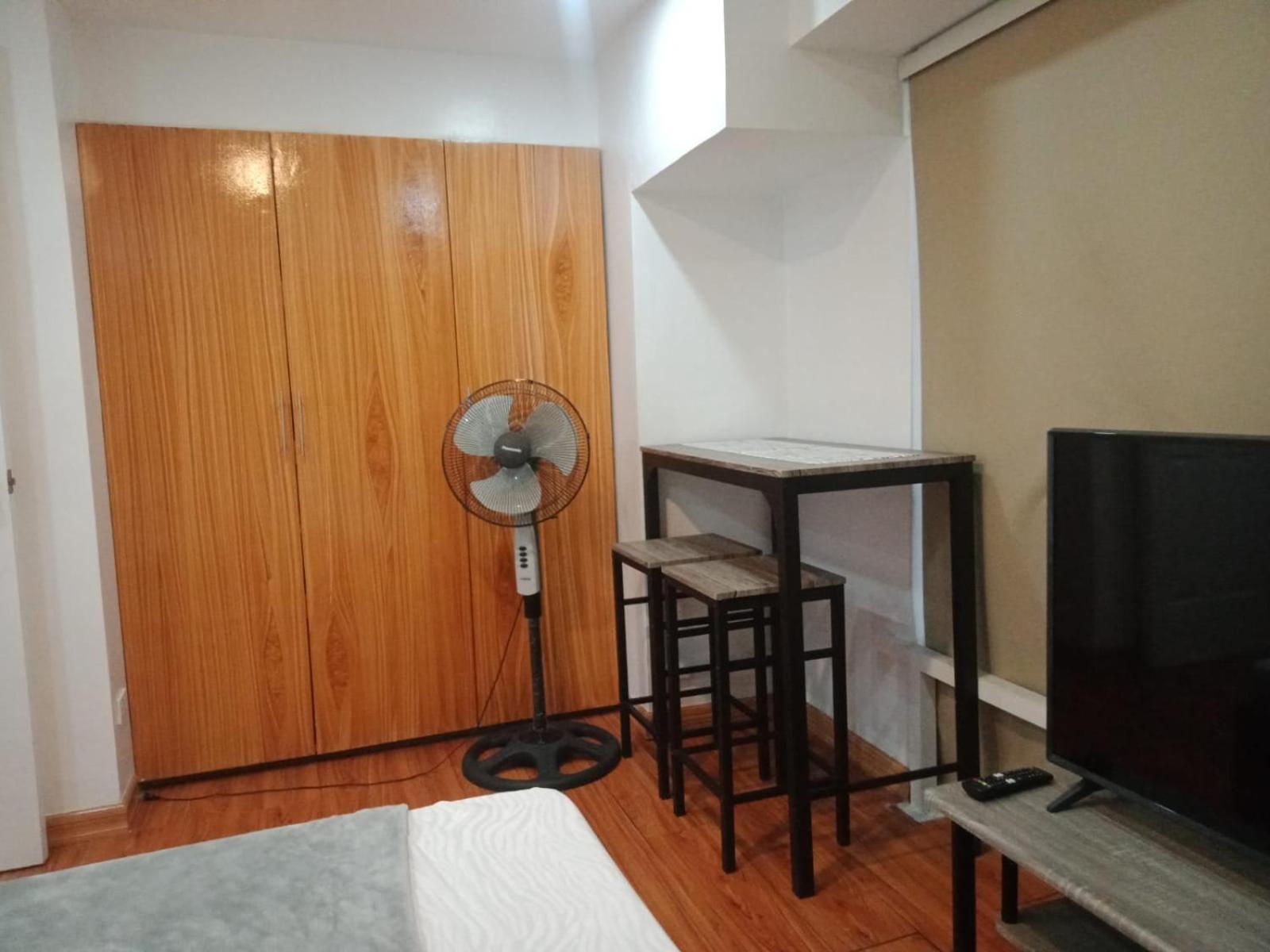 2 Bedrooms Units Forbes Area 5Th Avenue Bgc Center 马尼拉 外观 照片